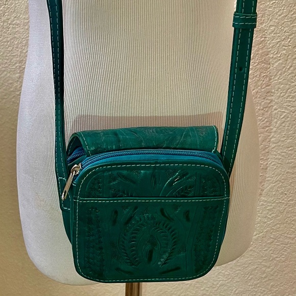 Vintage Teal Embossed Leather Crossbody Purse w/Adjustable Shoulder Strap - Picture 4 of 9